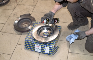 Замена тормозных колодок и дисков Тойота Камри (подробные фото)