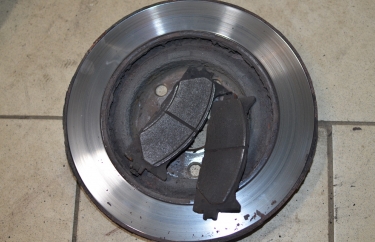 Изношенные тормозные колодки и тормозные диски Тойота Камри