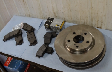 Новые тормозные колодки и тормозные диски Тойота Камри