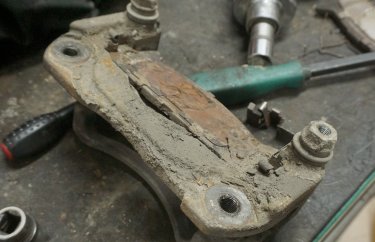 Обслуживание скобы суппорта