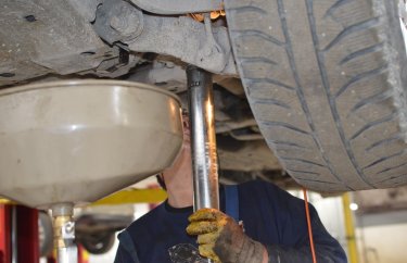 Заливаем масло в дифференциал Тойота Ленд Крузер 200