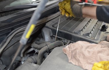 Проверяем уровень масла в двигателе Тойота Ленд Крузер 200