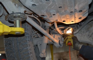 Проверка амортизаторов и продольной тяги заднего моста Тойота Ленд Крузер 200