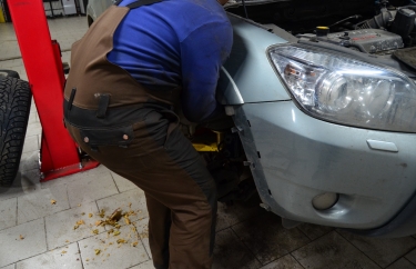 Установка стоек амортизаторов на Тойоту Рав4