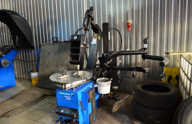 Шиномонтажный стенд в СТО "Орбита"