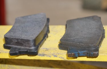 Старые и новые тормозные колодки Тойота Рав4