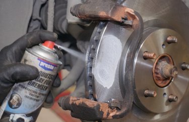 Смазка тормозных колодок и дисков антискрипным спреем