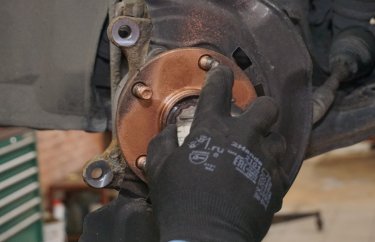 Наносим медную смазку, чтобы диск не прикипал к ступице Тойота Рав 4