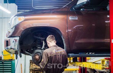 Замена тормозных колодок Тойота Тундра (подробные фото)