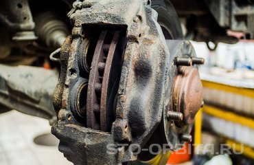 Замена тормозных колодок Тойота Тундра (подробные фото)