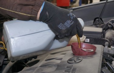 Заливаем оригинальное моторное масло Toyota