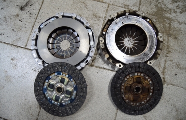 Новые и старые диск и корзина сцепления.