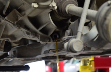 Слив масла из коробки передач.